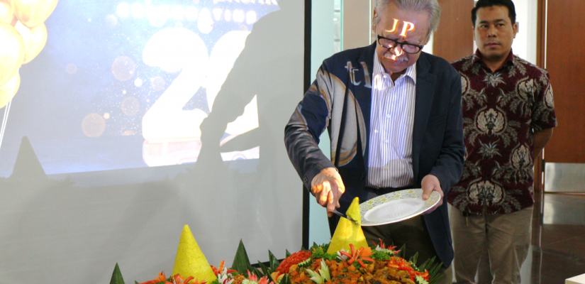 PAK ERRY POTONG TUMPENG