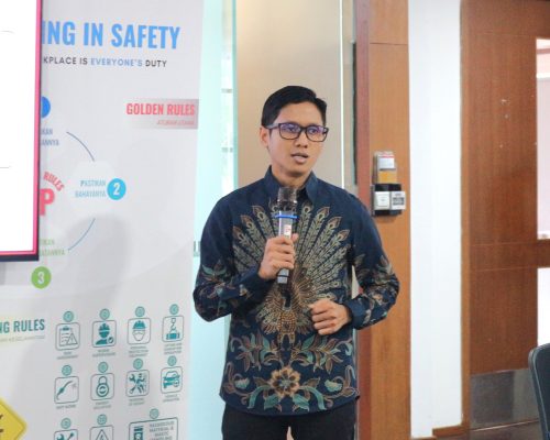 Rangga Pradipta, Head of HCGA Maxpower, introducing the Learning Management System (LMS) as part of the Company’s commitment to continuous learning and people development during Town Hall 2025.