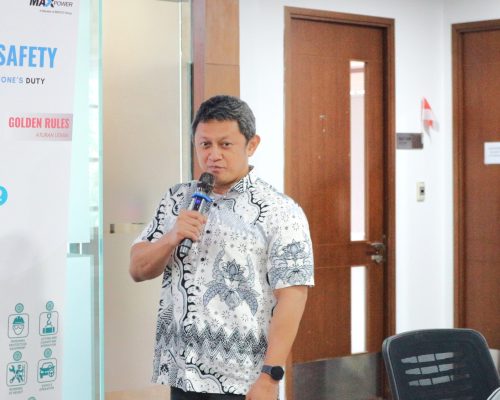Deden Kurniawan, Head of Legal, Corporate Communication, and Compliance Maxpower, presenting the standardization of the corporate email signature as part of efforts to strengthen corporate identity and professional communication.