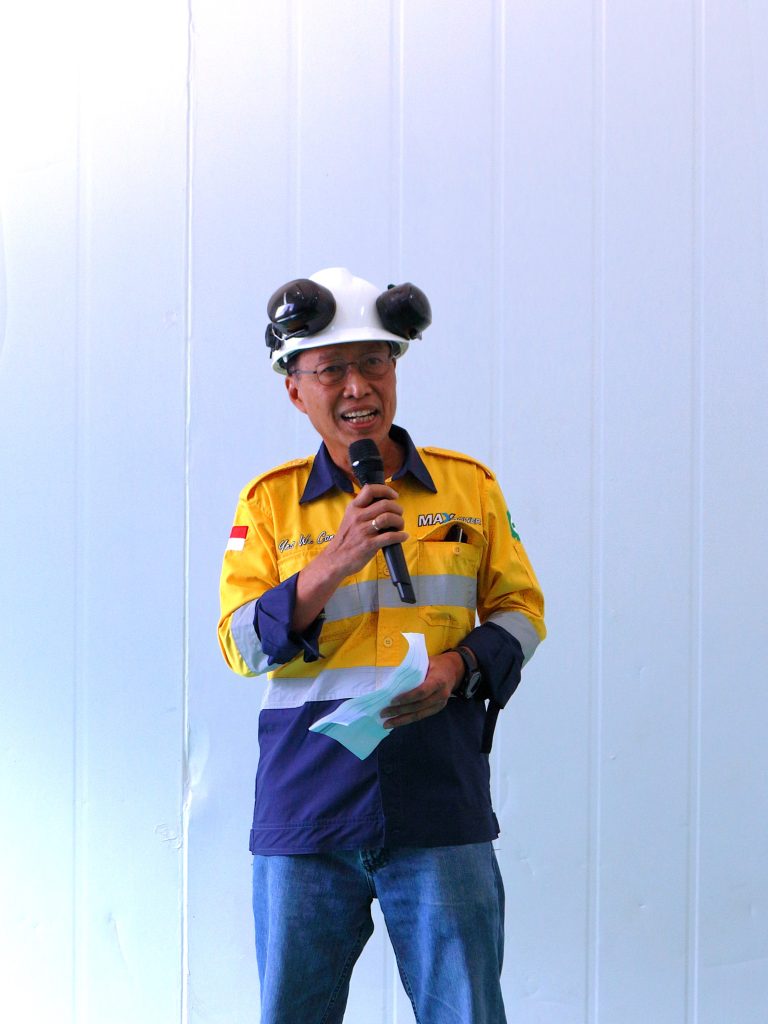 Deputy COO of PT Maxpower Indonesia, Bapak Wahyu, presents an overview of the 100 MW power project during a technical briefing session at the MV Room of the PLTMG Sagulung site.